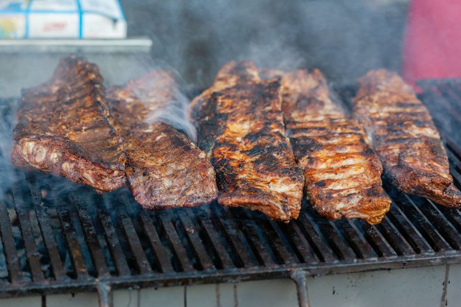 Žebra a steaky na grilu